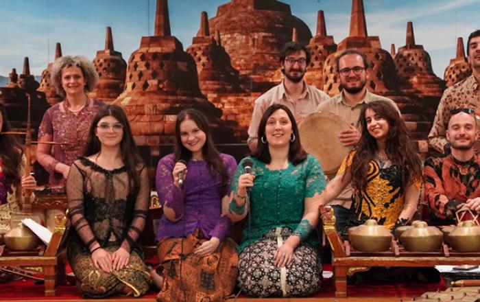 Banner "Dari jaman ke jaman: il gamelan giavanese tra corti, villaggi e accademie"