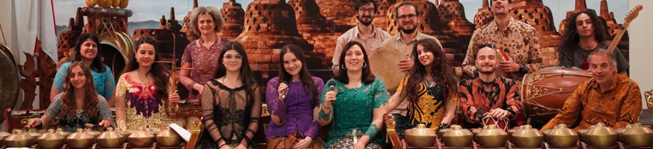 Banner "Dari jaman ke jaman: il gamelan giavanese tra corti, villaggi e accademie"