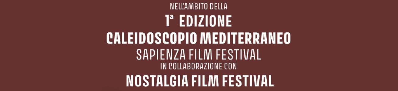 L'immagine è un banner promozionale su sfondo marrone scuro per la "1ª Edizione Caleidoscopio Mediterraneo". Il testo, scritto in bianco e centrato, riporta: "Nell’ambito della 1ª Edizione Caleidoscopio Mediterraneo, Sapienza Film Festival, in collaborazione con Nostalgia Film Festival". Lo stile è semplice, con caratteri in maiuscolo e spaziatura uniforme, conferendo al banner un aspetto pulito e informativo.